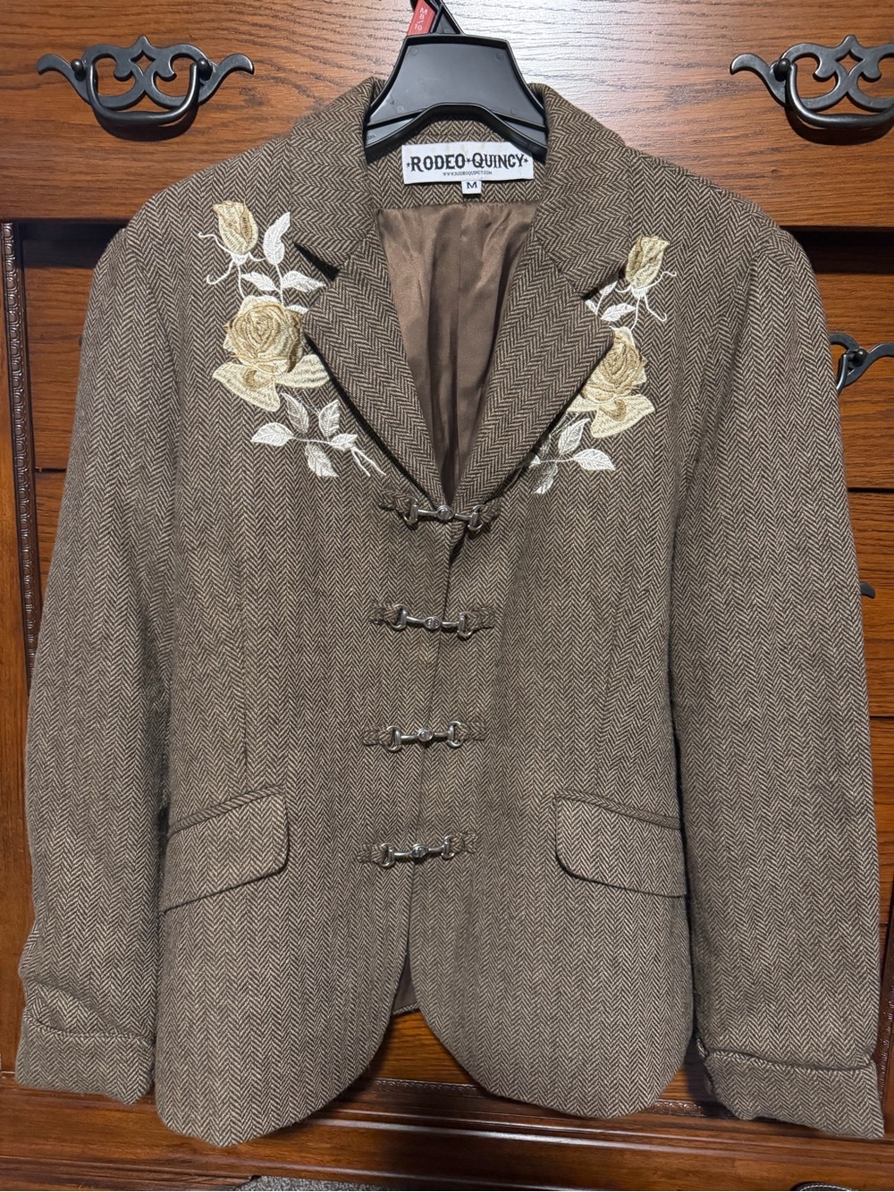 Rodeo Quincy Holman Embroidered Brown Herringbone Women's Blazer and Shorts - Picture 4 of 8
